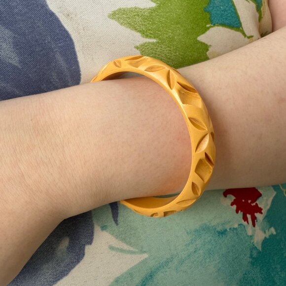Vintage Bakelite Carved Yellow Bangle Bracelet Retro Jewelry Classic Art Deco - Picture 9 of 11